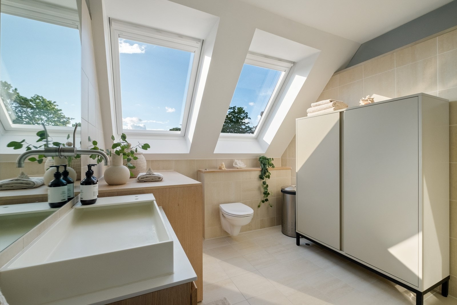 Meget delikat baderom med tidløs fliskombinasjon. Veluxvinduene gir hyggelig utsikt og god lysforhold på badet. Galleribilde