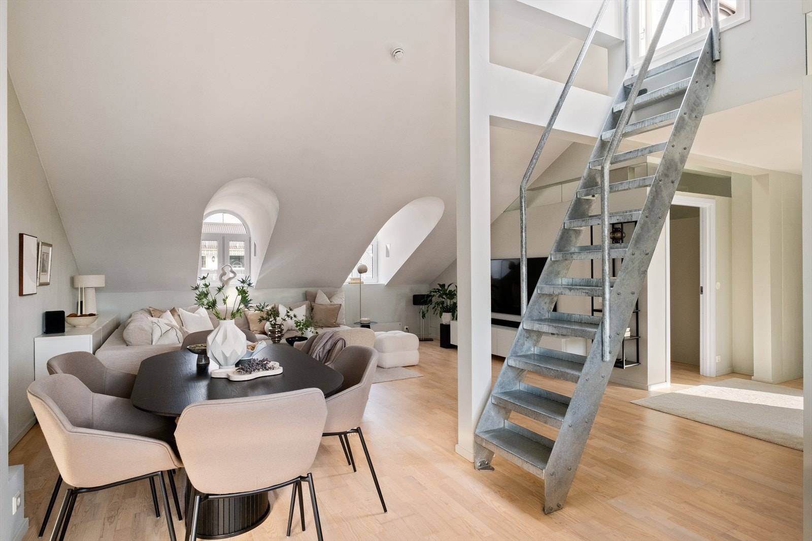 Fra stuen er det trapp opp til den fantastiske takterrassen på hele 12 kvm. Galleribilde