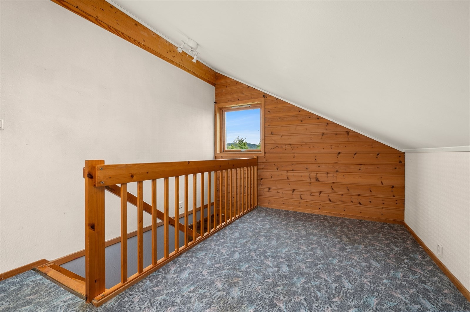 Loftstue. Galleribilde