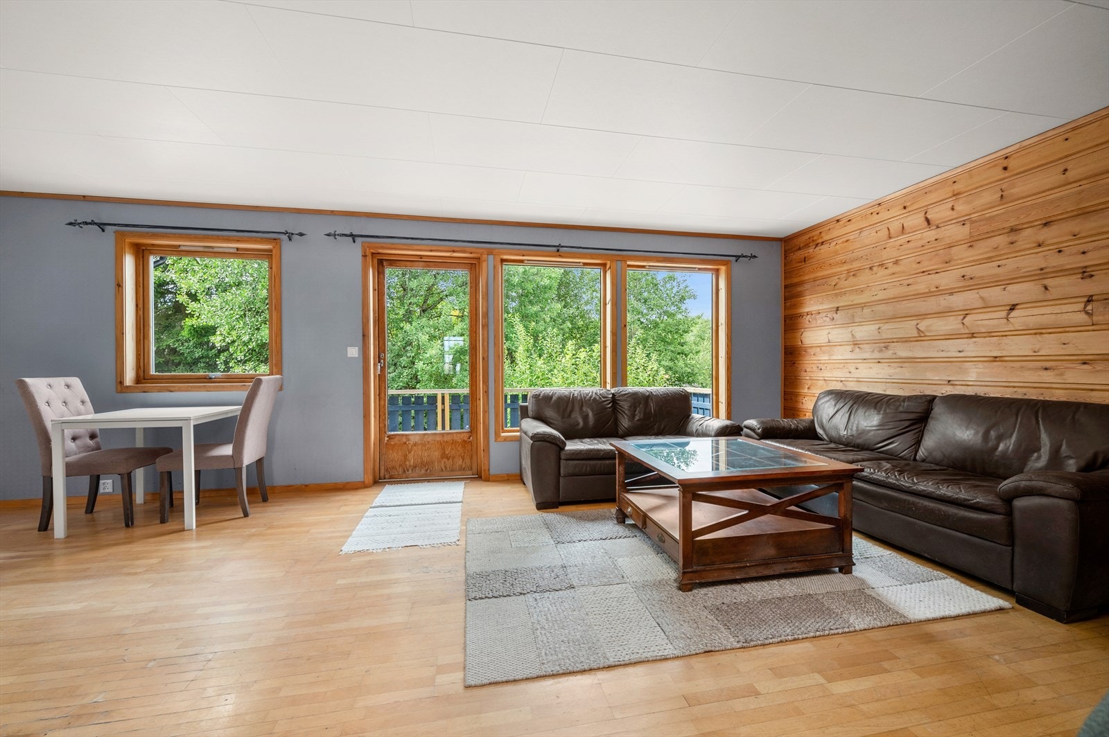 Stue med store vindusflater som slipper inn rikelig med naturlig lys. Galleribilde