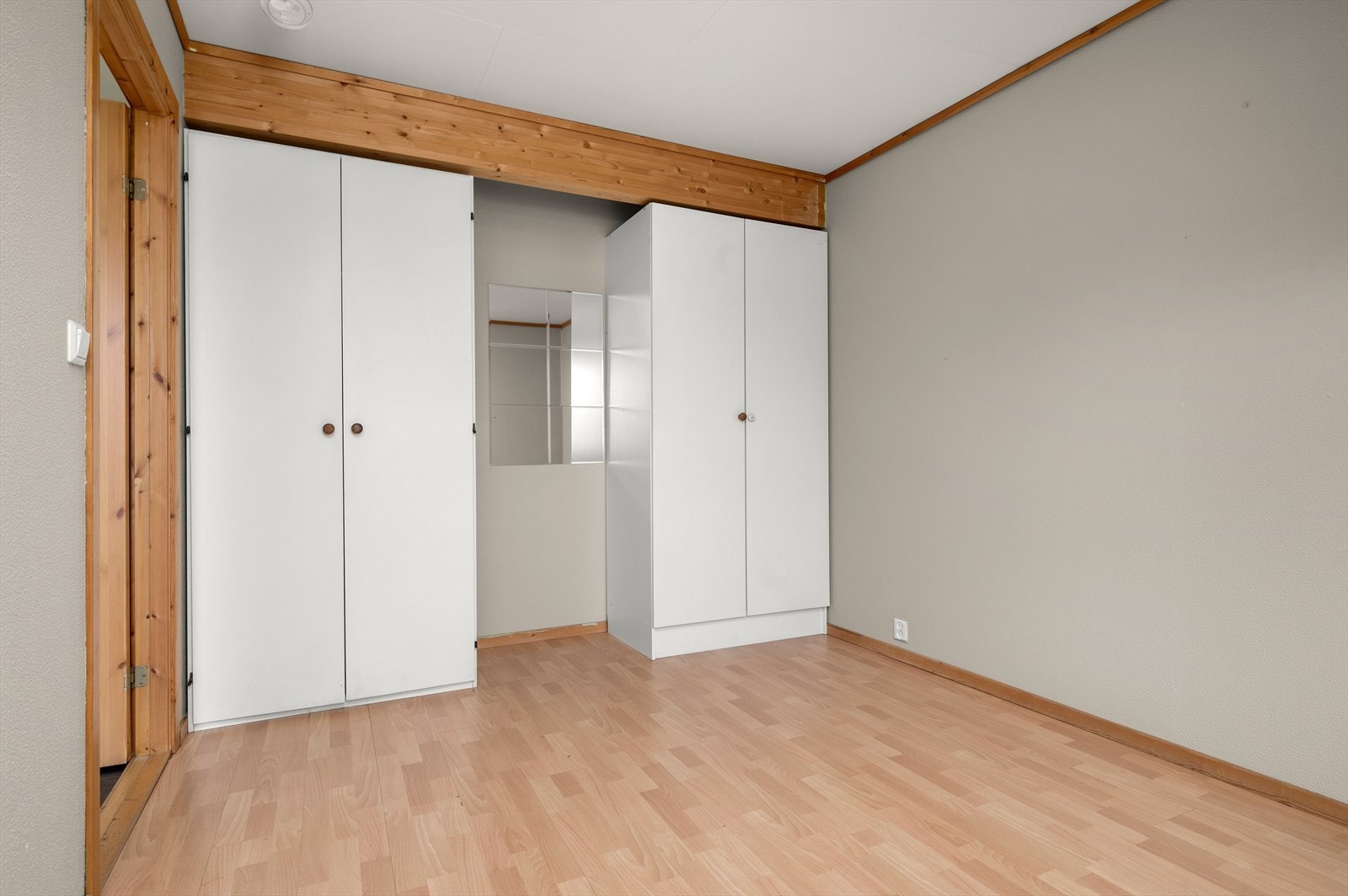 God plass til dobbeltseng og garderobe. Galleribilde