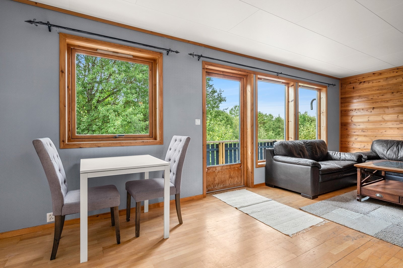 Fra stuen er det direkte adgang til veranda. Galleribilde