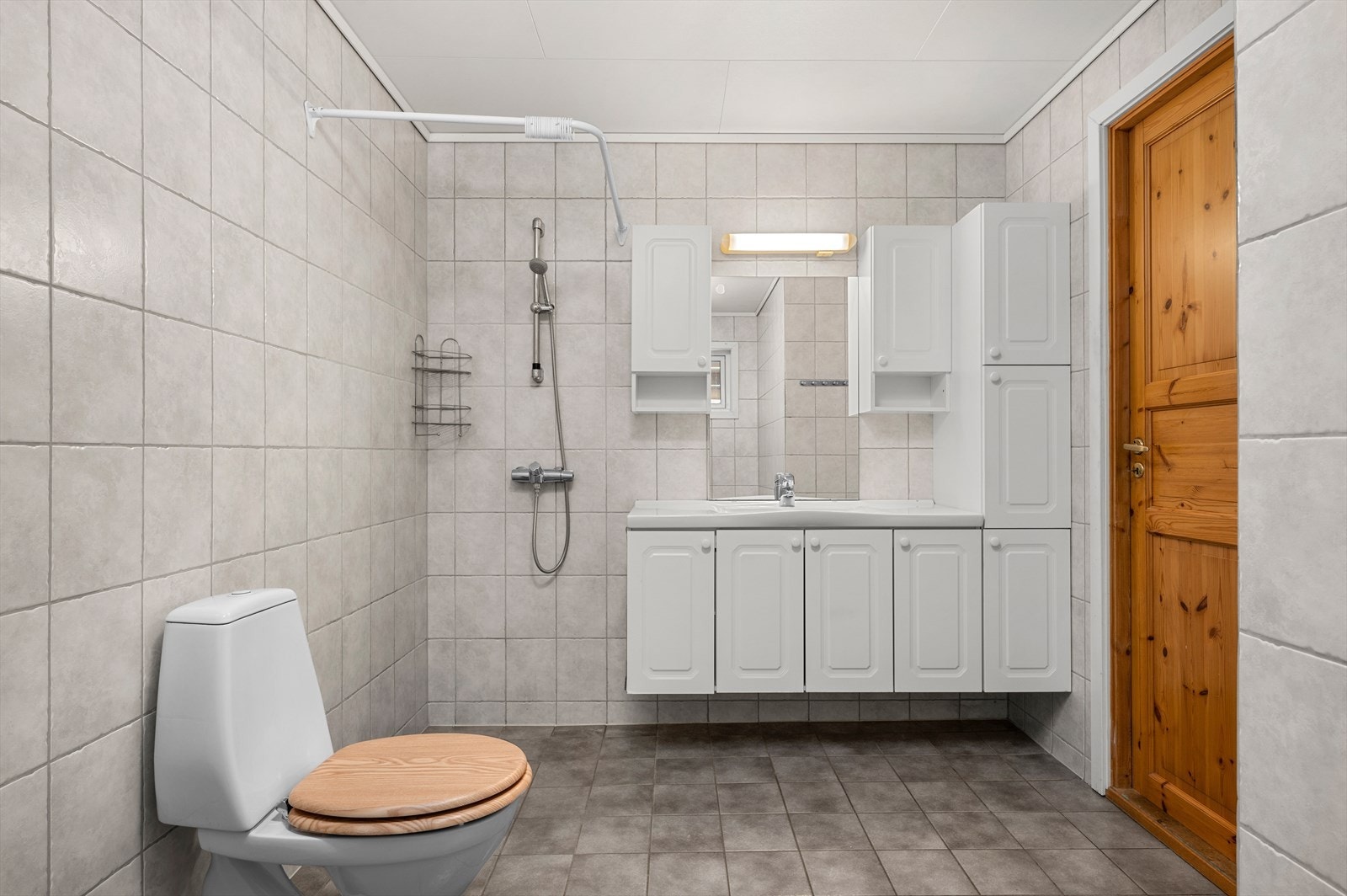 Flislagt bad på 7 m². Galleribilde