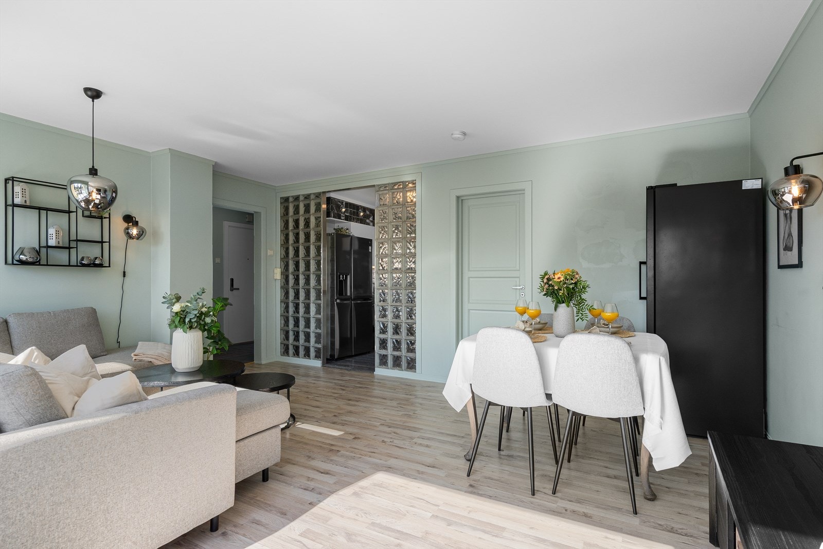 Det ble lagt nytt gulv i stuen i august 2025. Galleribilde