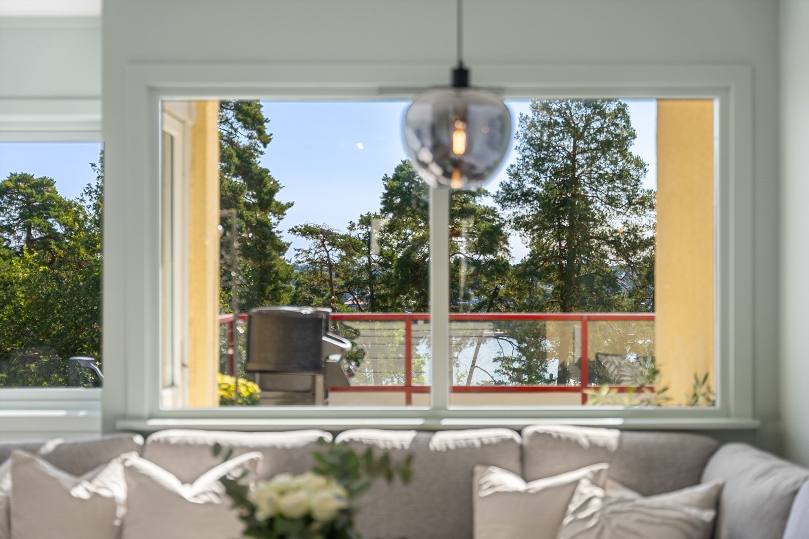 Utsikt mot Mossesundet fra stuen. Galleribilde