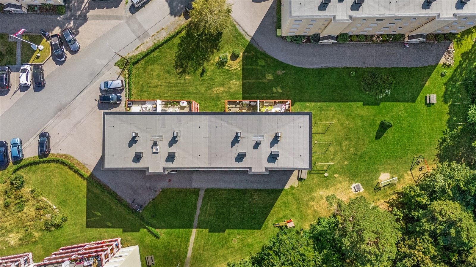 Det er hele 9 elbil-ladere på borettslagets parkeringsplass. Galleribilde