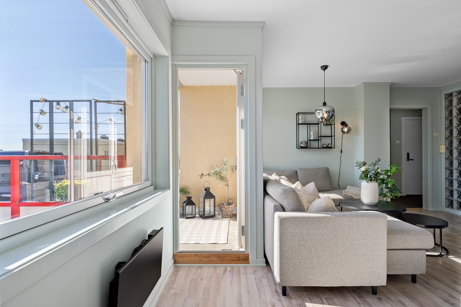 Fra stuen er det utgang til en balkong med sol fra tidlig morgen. Galleribilde