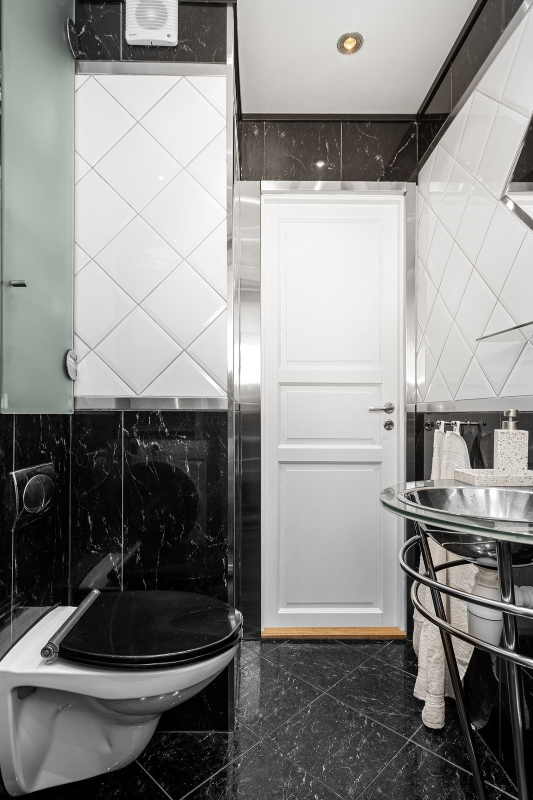 Det er downlights i himling og varme i gulv. Galleribilde