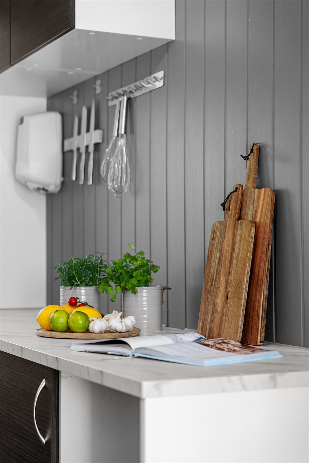 Det er rikelig med skap- og arbeidsplass, og alle hvitevarer medfølger. Galleribilde