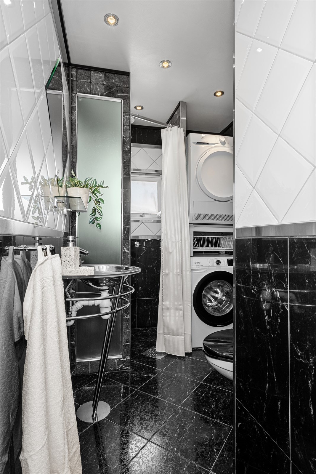 Flislagt bad med opplegg for vask og tørk. Galleribilde