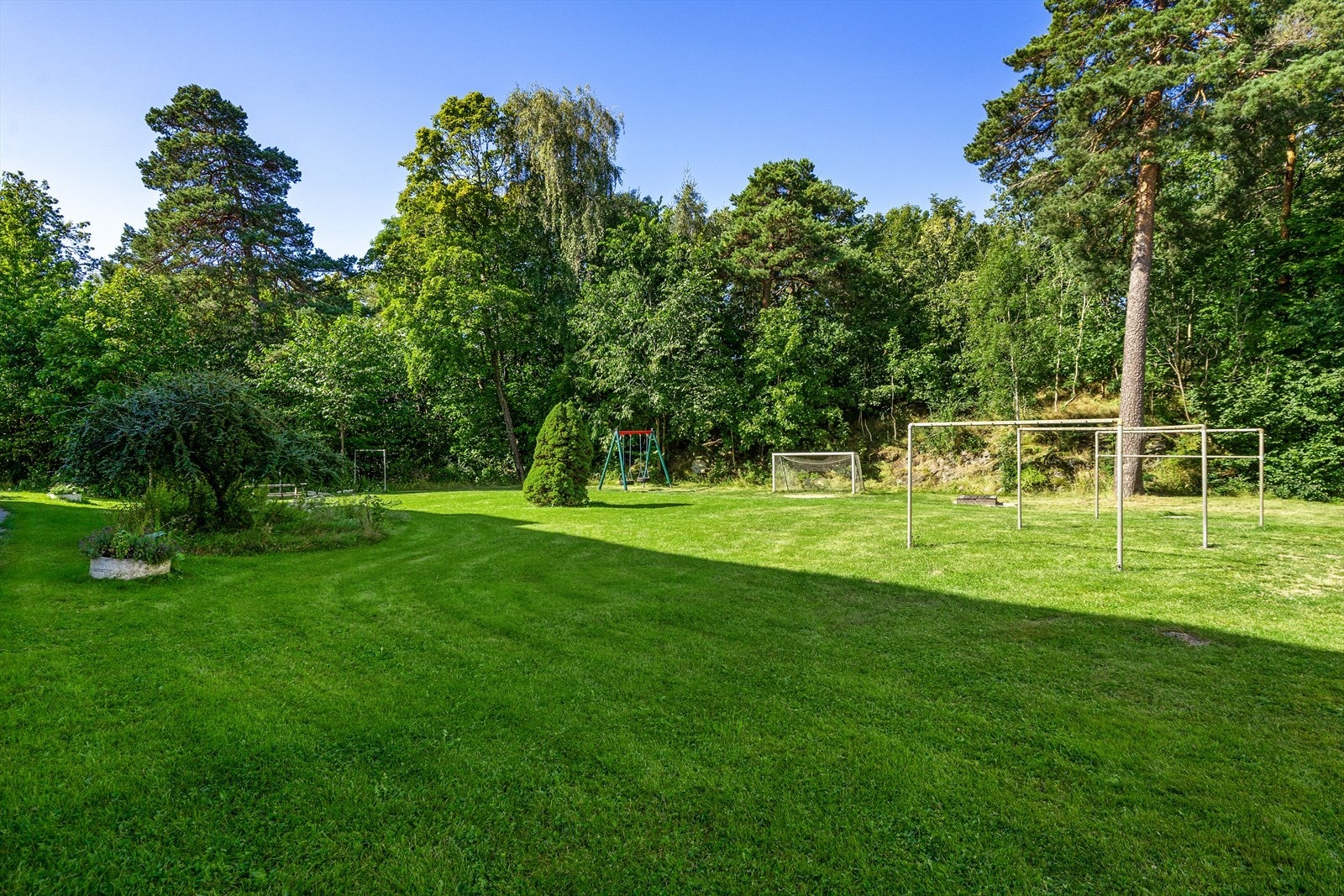 Borettslagets fellesarealler er pent opparbeidet med plen og diverse beplantning. Galleribilde