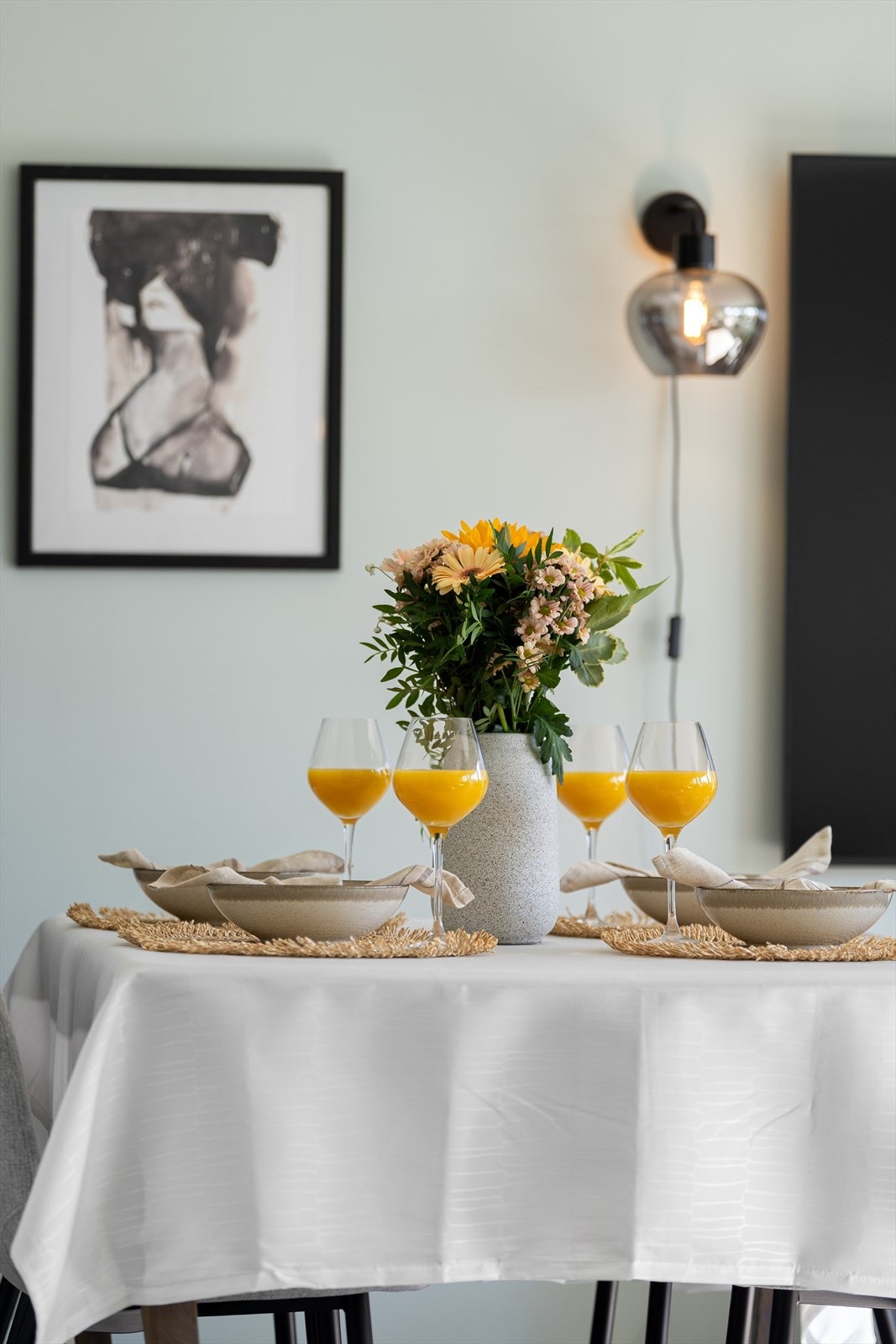 God plass til spisebord i stuen som gir rom for å invitere til hyggelig selskap. Galleribilde