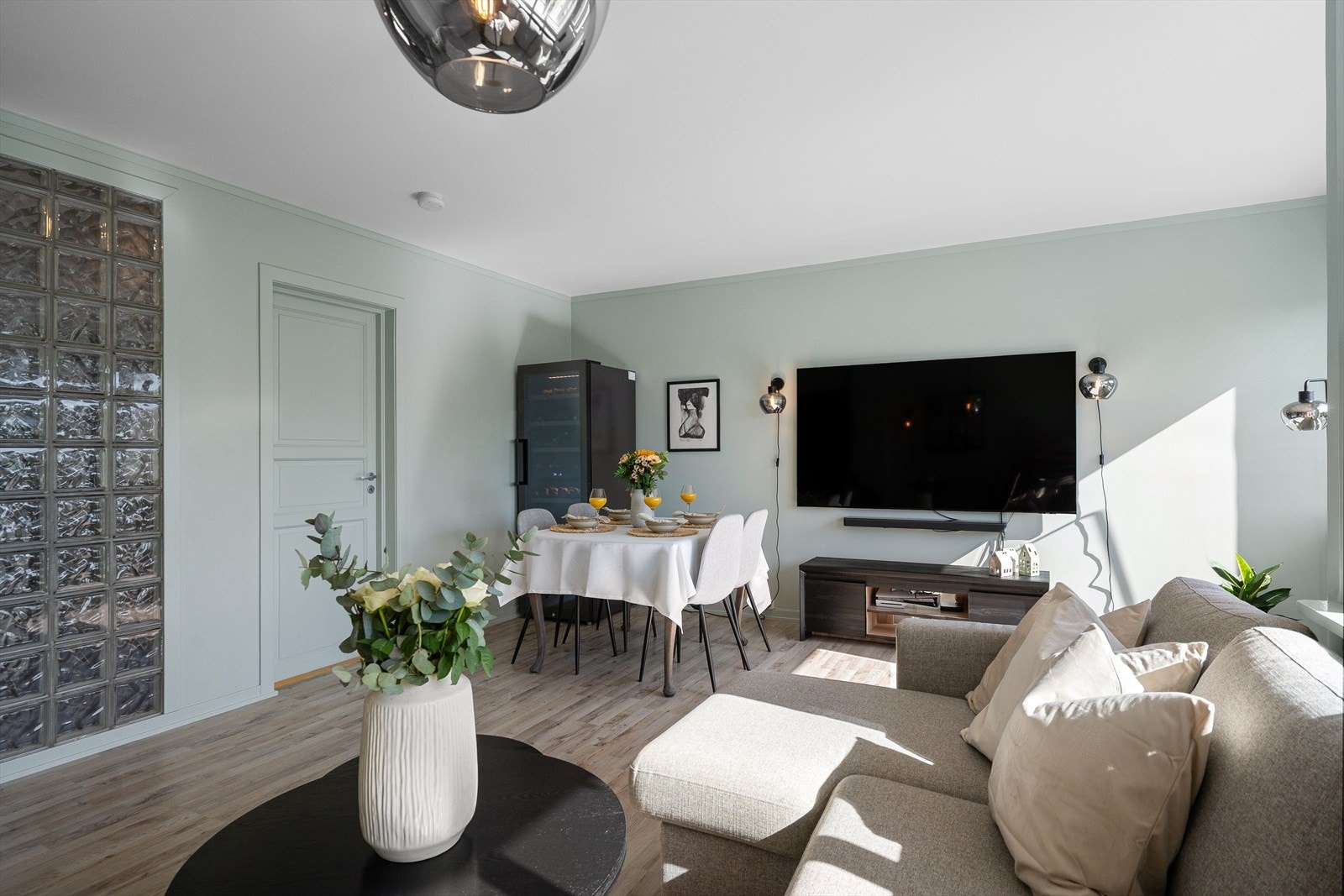 Leiligheten har gjennomgående planløsning, gode lysforhold og er oppgradert med moderne overflater i både 2017 og 2025. Galleribilde