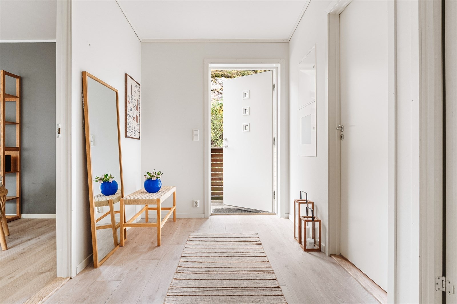 Entréen er romslig, med gode muligheter for oppbevaring av yttertøy og sko. Galleribilde