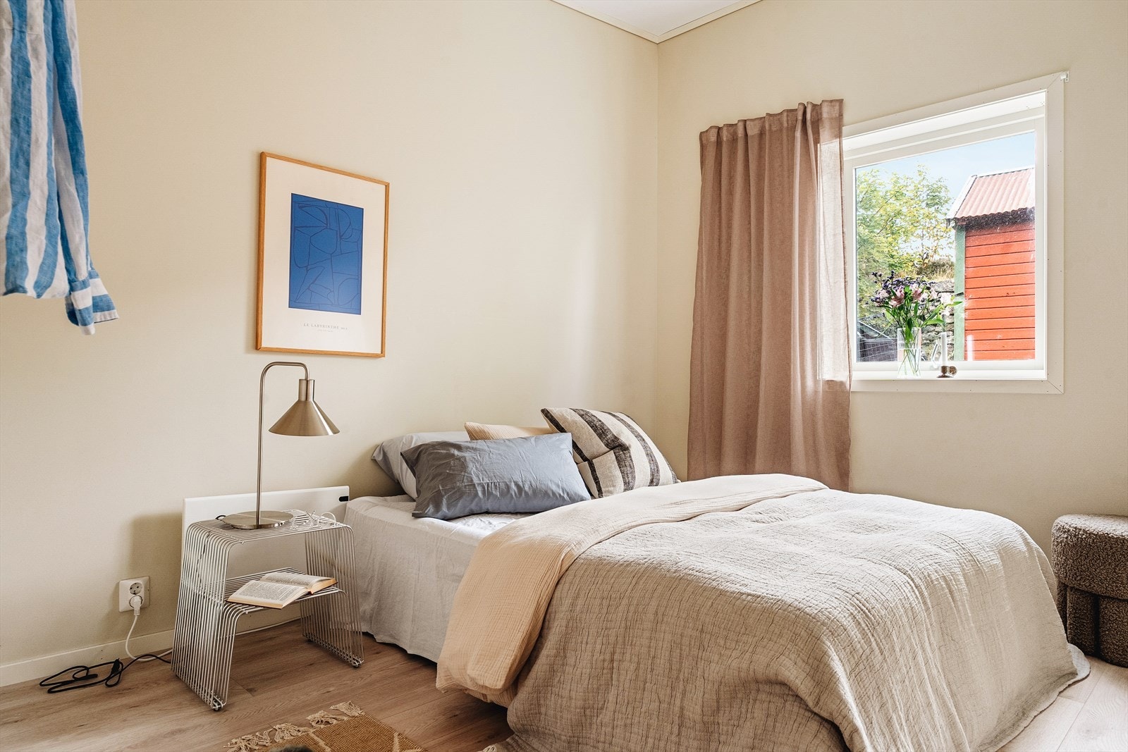 Hovedsoverom på ca. 9,9 m² og fremstår som lyst og innbydende. Galleribilde