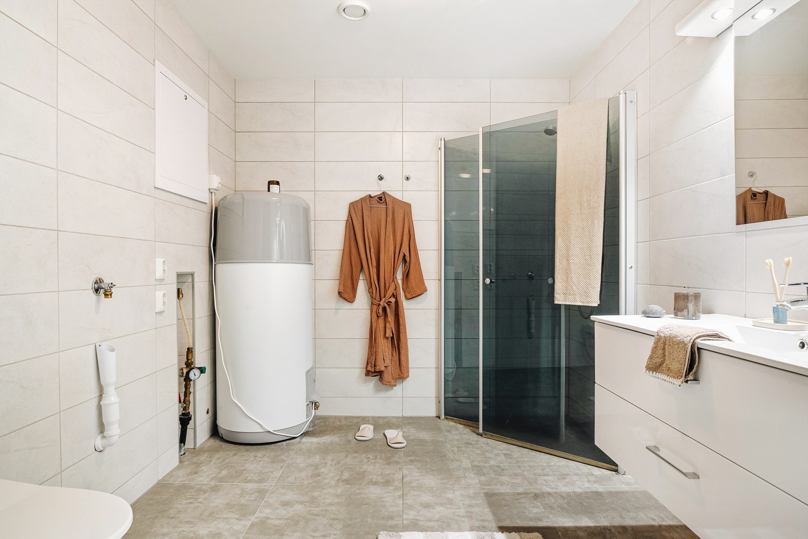 Helfliset og klassisk bad med opplegg for vaskemaskin. Galleribilde