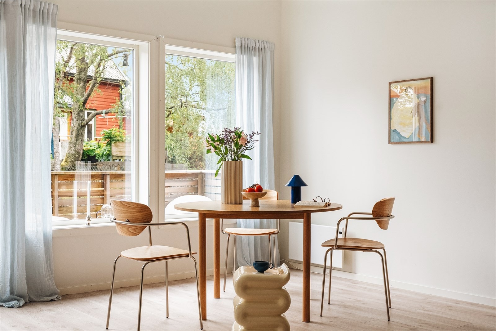 I forkant av kjøkkenet er det innredet meg spisegruppe - en naturlig løsning til spisestue. Galleribilde