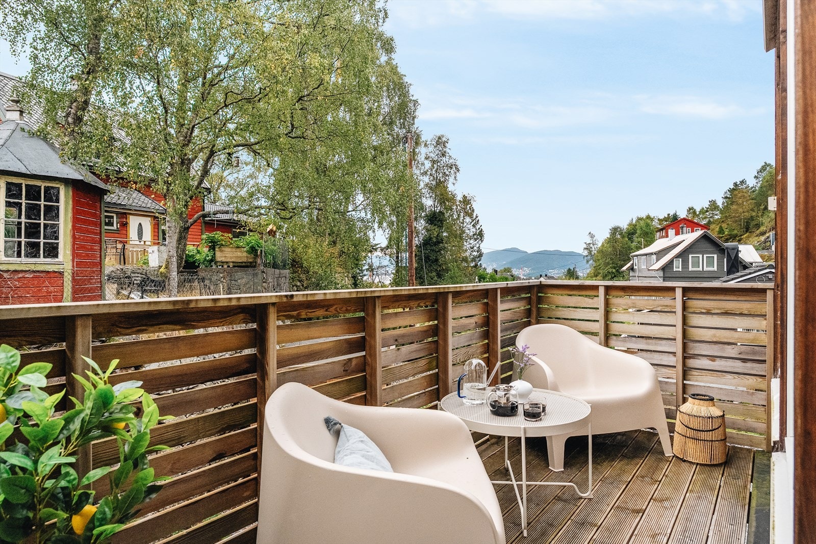Fra stuen er det direkte utgang til denne koselige terrasse på 6,1 m². Galleribilde