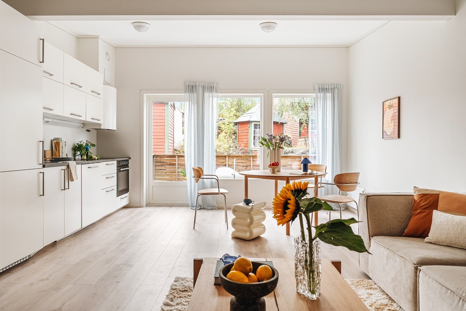 Stuen har en generøs takhøyde på nesten 3 meter som gir en luftig og åpen romfølelse. Galleribilde