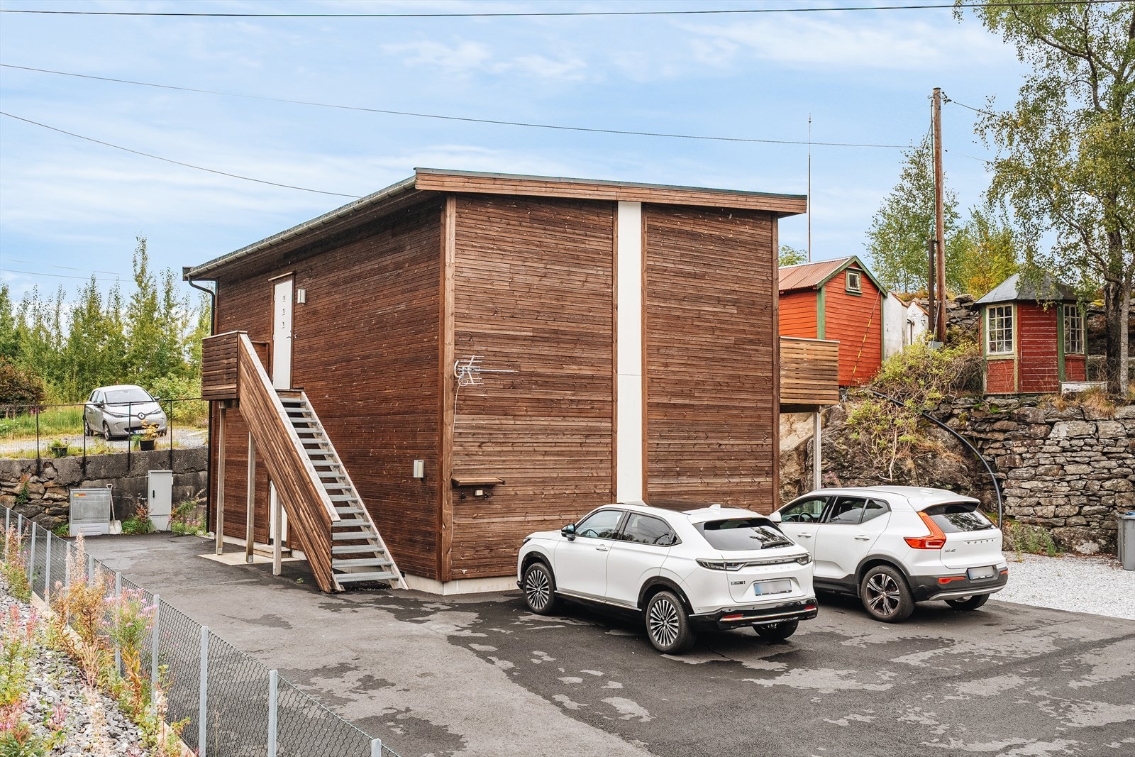 God plass til flere biler på egen biloppstillingsplass. Galleribilde