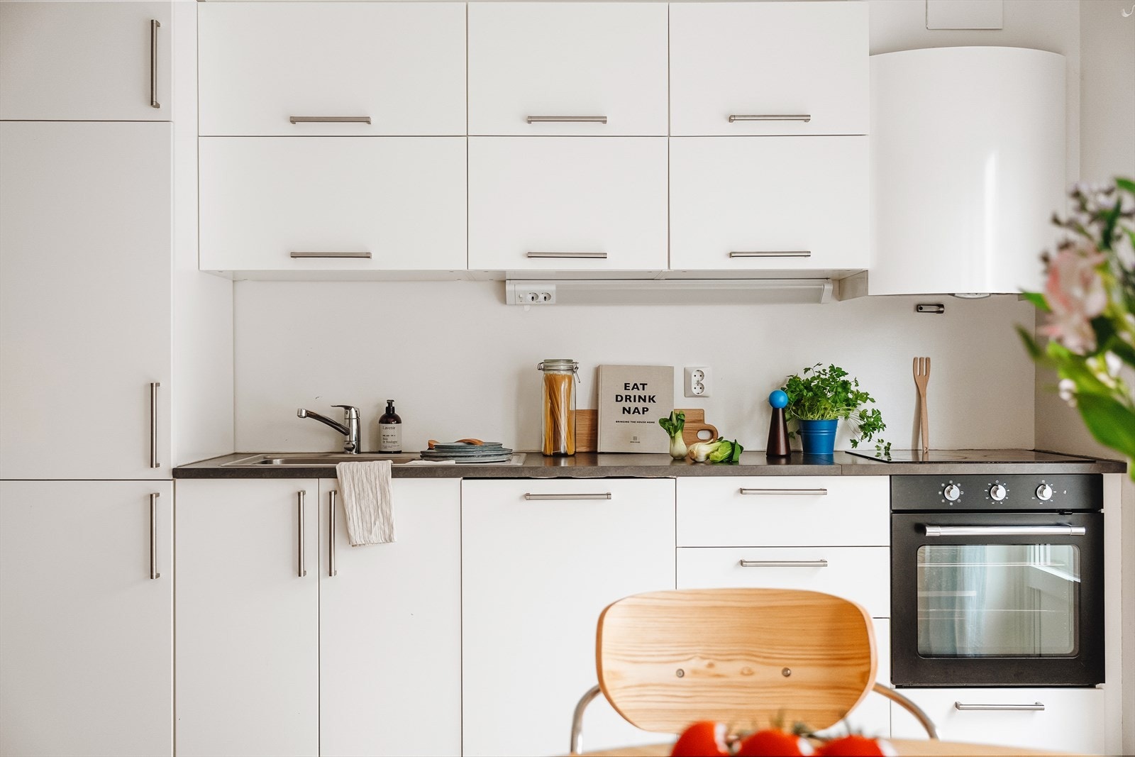 Kjøkkenet kan skilte med integrert induksjonsplatetopp, stekeovn, oppvaskmaskin, og kjøleskap med frys. Galleribilde