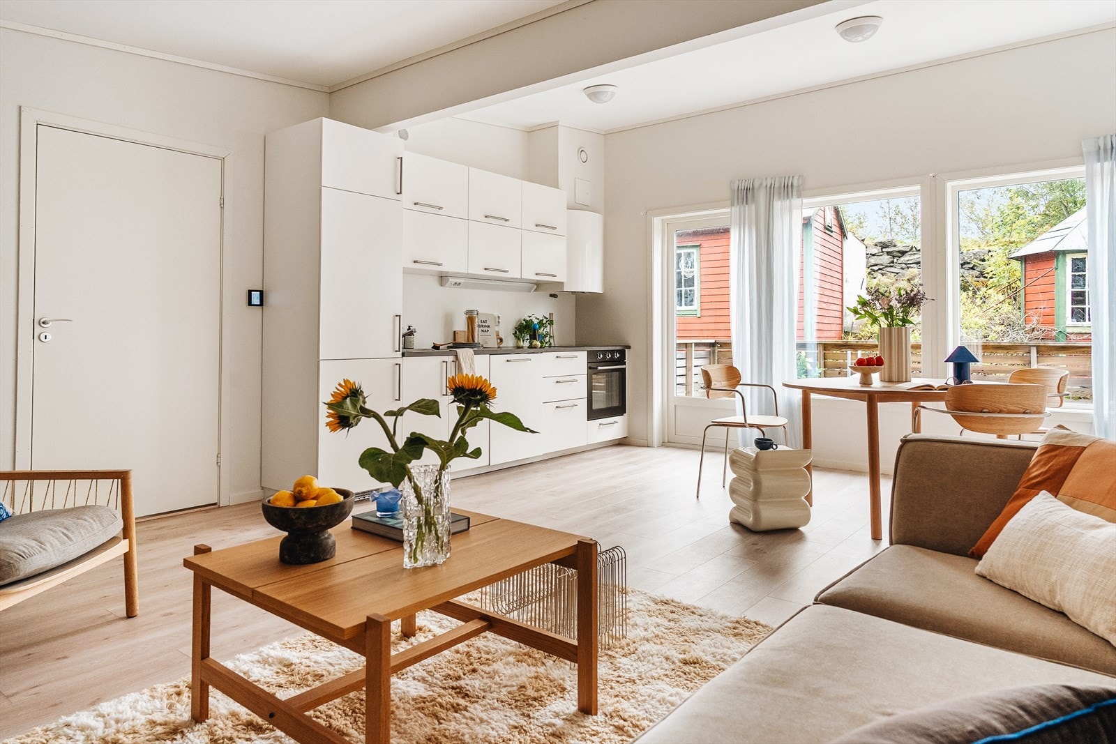 Åpen stue/kjøkken-løsning som gjør det svært enkelt å sosialiseres med gjester. Galleribilde