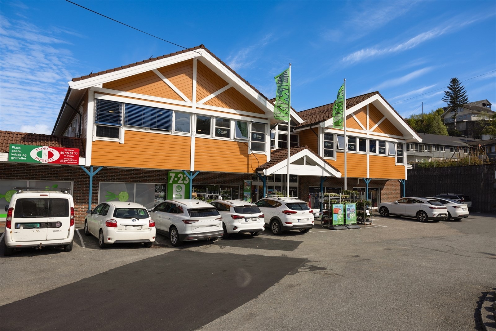 Dagligvarehandelen tas enkelt på KIWI Florvåg, en 5 minutters kjøretur fra boligen. Galleribilde