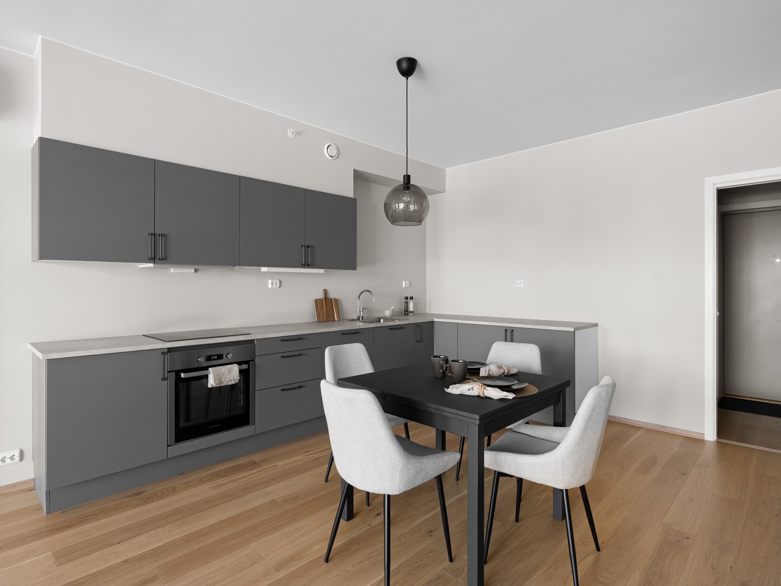 Innredningen er både stilren og funksjonell, med god skap- og benkeplass til oppbevaring og matlaging. Galleribilde