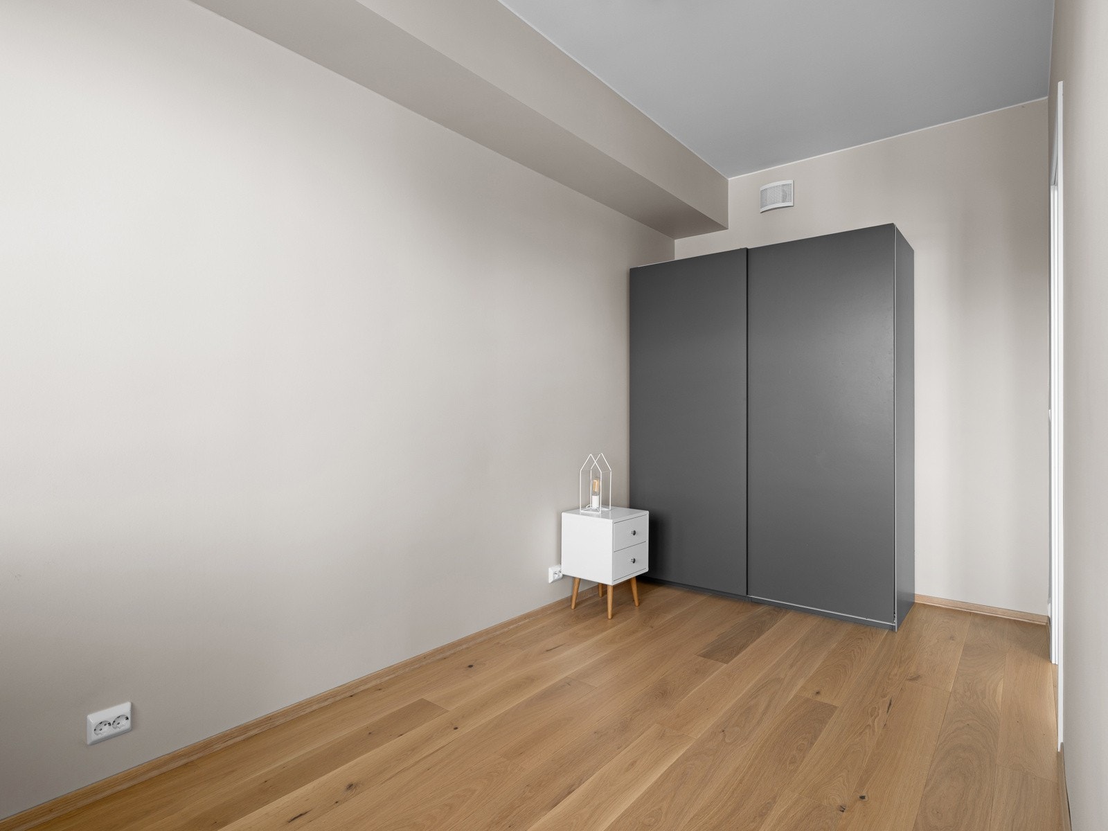 Rommet har lyse overflater og 3-stavs parkett, som gir et rolig og behagelig uttrykk. Galleribilde