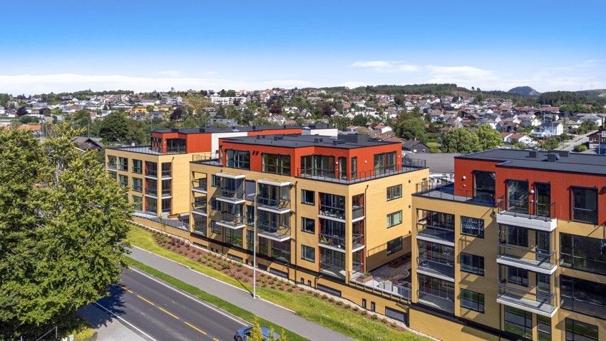 Tilbud om offentlig transport til Sandnes og Bryne, med bussholdeplass ved hovedveien og togstopp for lokaltog på Øksnevadporten. Galleribilde