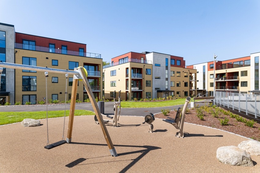 Her finner man grøntarealer med beplantning, sittebenker og en lekeplass som gjør området barnevennlig og trivelig. Galleribilde