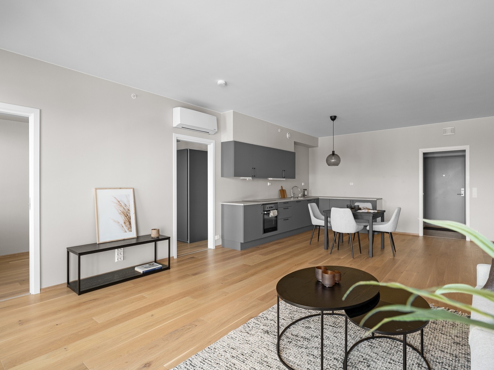 Kjøkkenet har moderne grå fronter, laminat benkeplate og integrerte hvitevarer som stekeovn, platetopp og oppvaskmaskin. Galleribilde