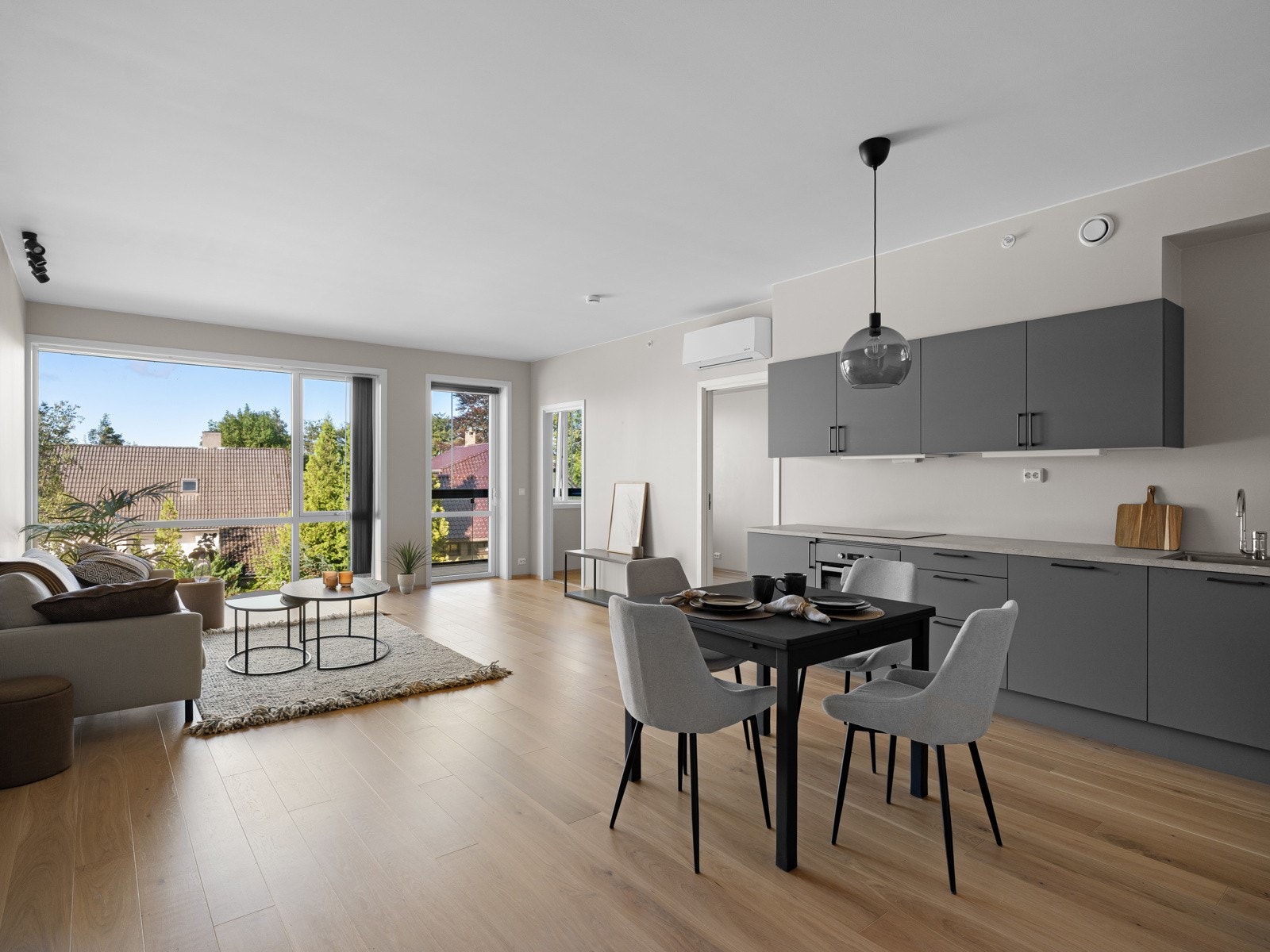 Den lyse fargepaletten kombinert med 3-stavs parkett på gulv gir en gjennomført og tidløs stil. Galleribilde