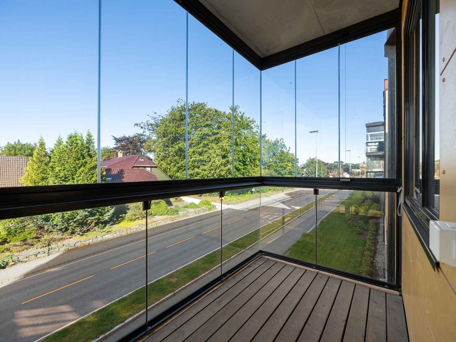 Leiligheten har en romslig, innglasset balkong som fungerer som et ekstra oppholdsrom store deler av året. Galleribilde