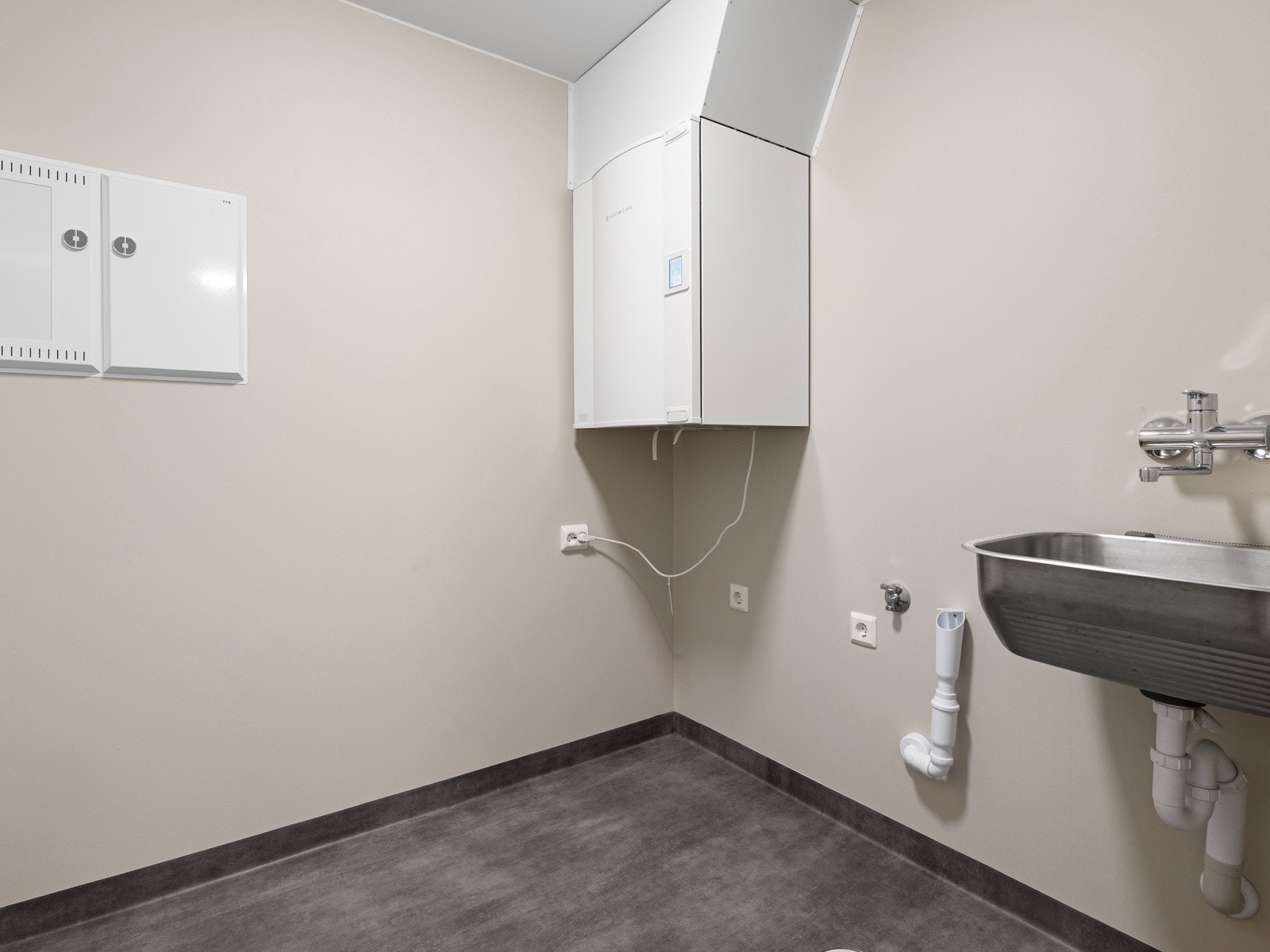 Vaskerommet ligger separat og har belegg på gulvet samt utslagsvask. Galleribilde