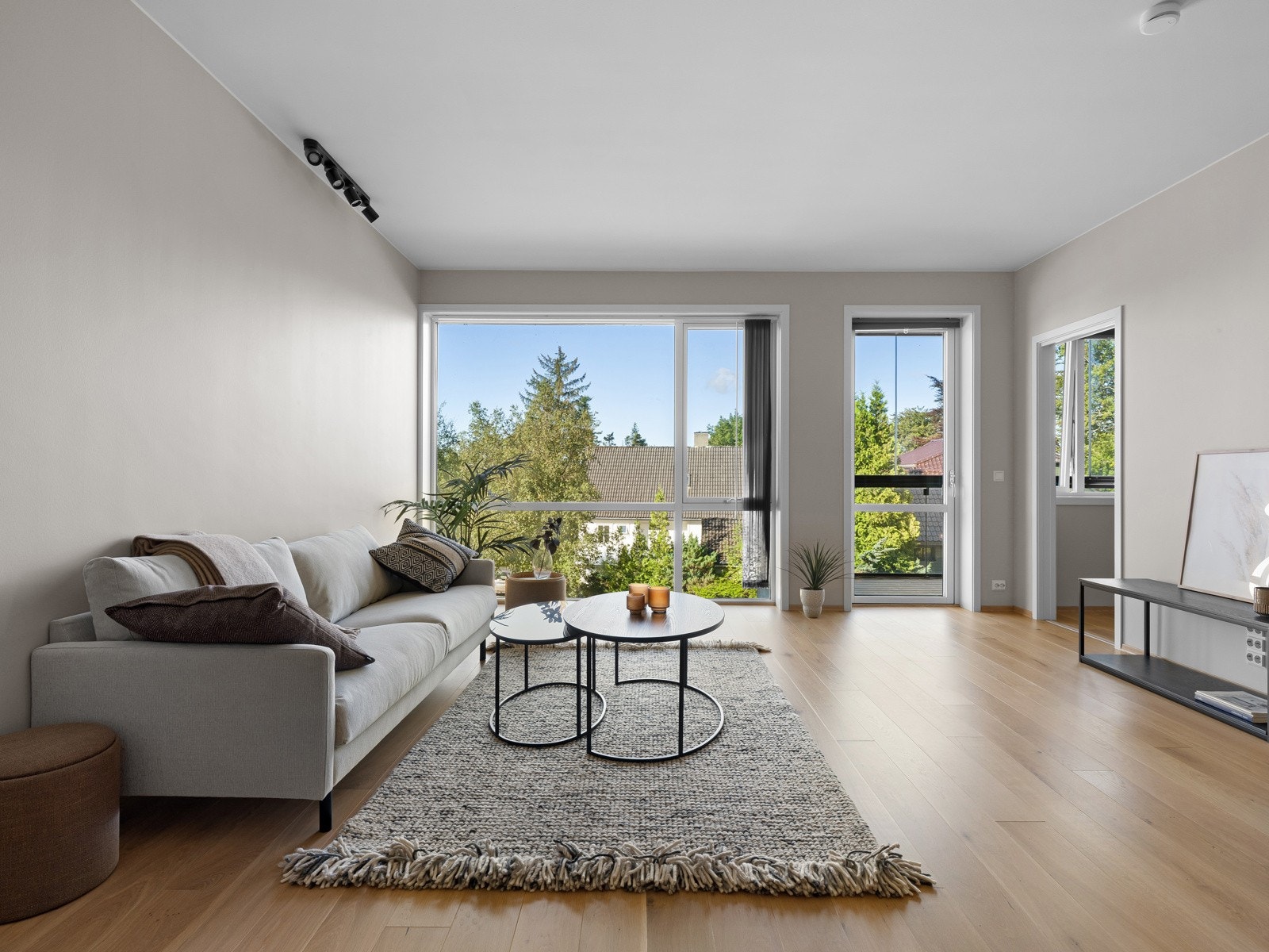 En lettstelt og trivelig 2-roms leilighet i 2. etasje, sentralt plassert midt i hjertet av Kverneland. Galleribilde