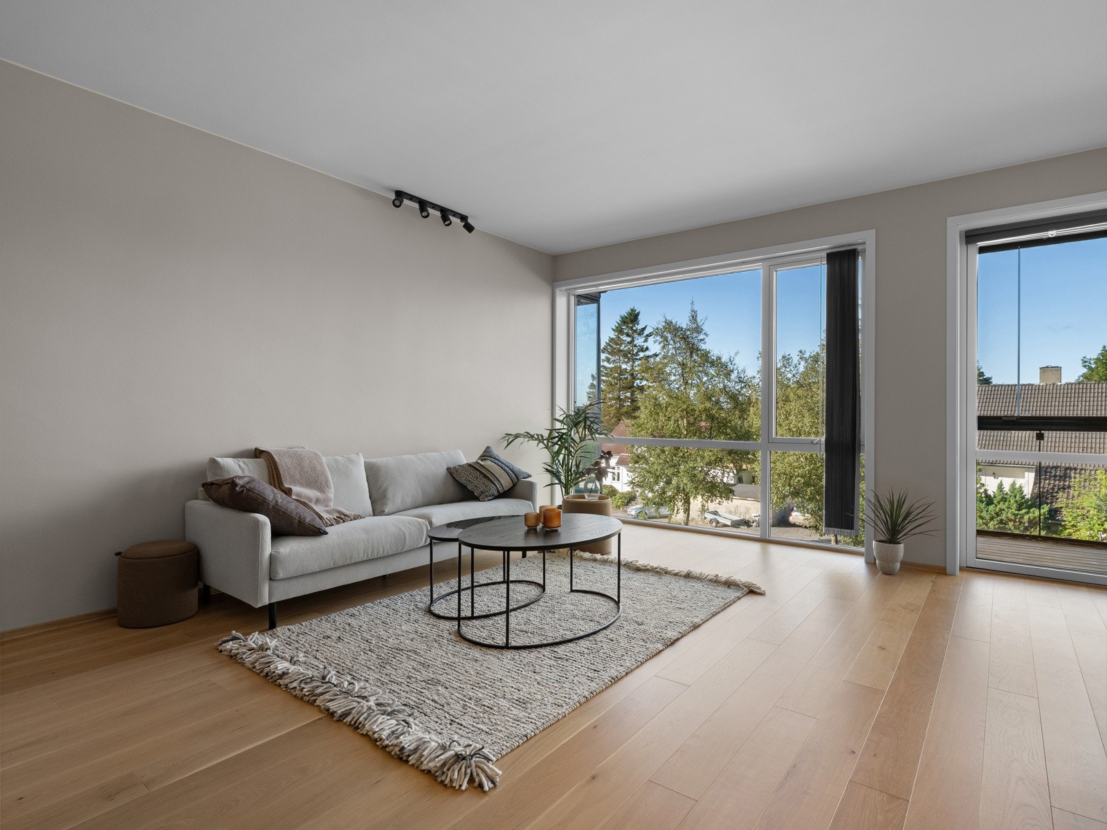 Her er det god plass til både sofagruppe, TV-løsning og spisebord, noe som gjør rommet godt egnet både for hverdag og sosiale sammenkomster. Galleribilde