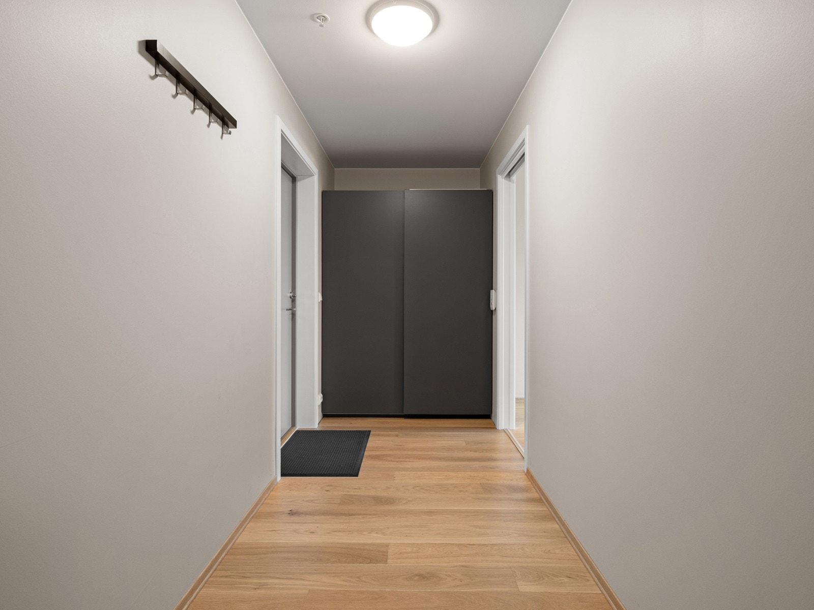 Lys og innbydende entré med plass til garderobeløsning. Galleribilde