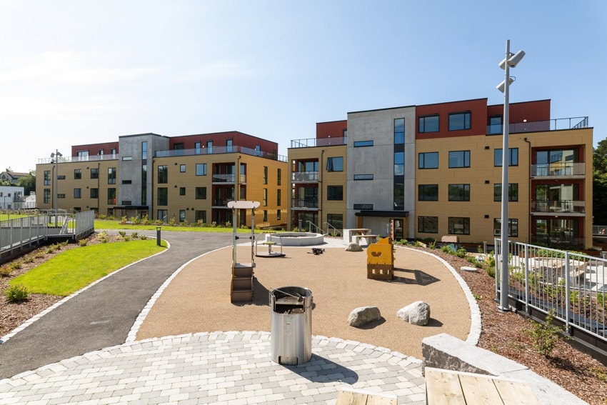 Fellesområdet rundt bygget er pent opparbeidet med parkmessig preg. Galleribilde