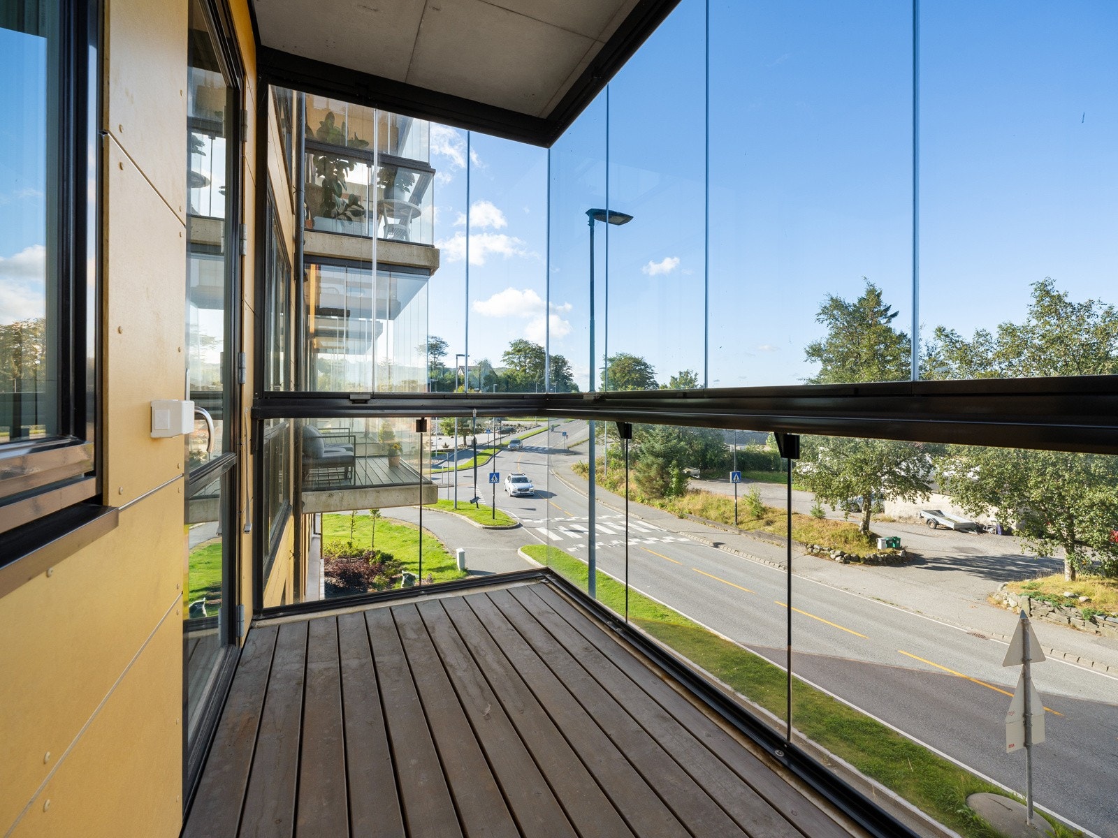 Her er det plass til sittegruppe, og glassfeltene kan åpnes etter behov for å slippe inn frisk luft på varme dager. Galleribilde