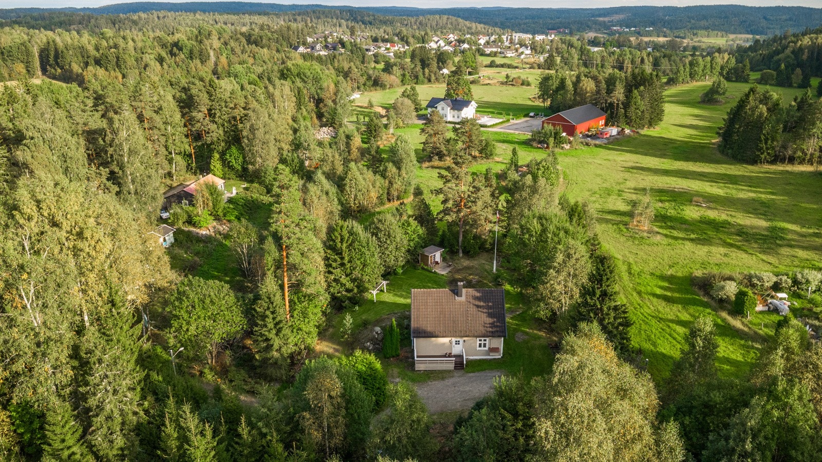 Eiendommen ligger flott og landlig til i usjenerte omgivelser Galleribilde