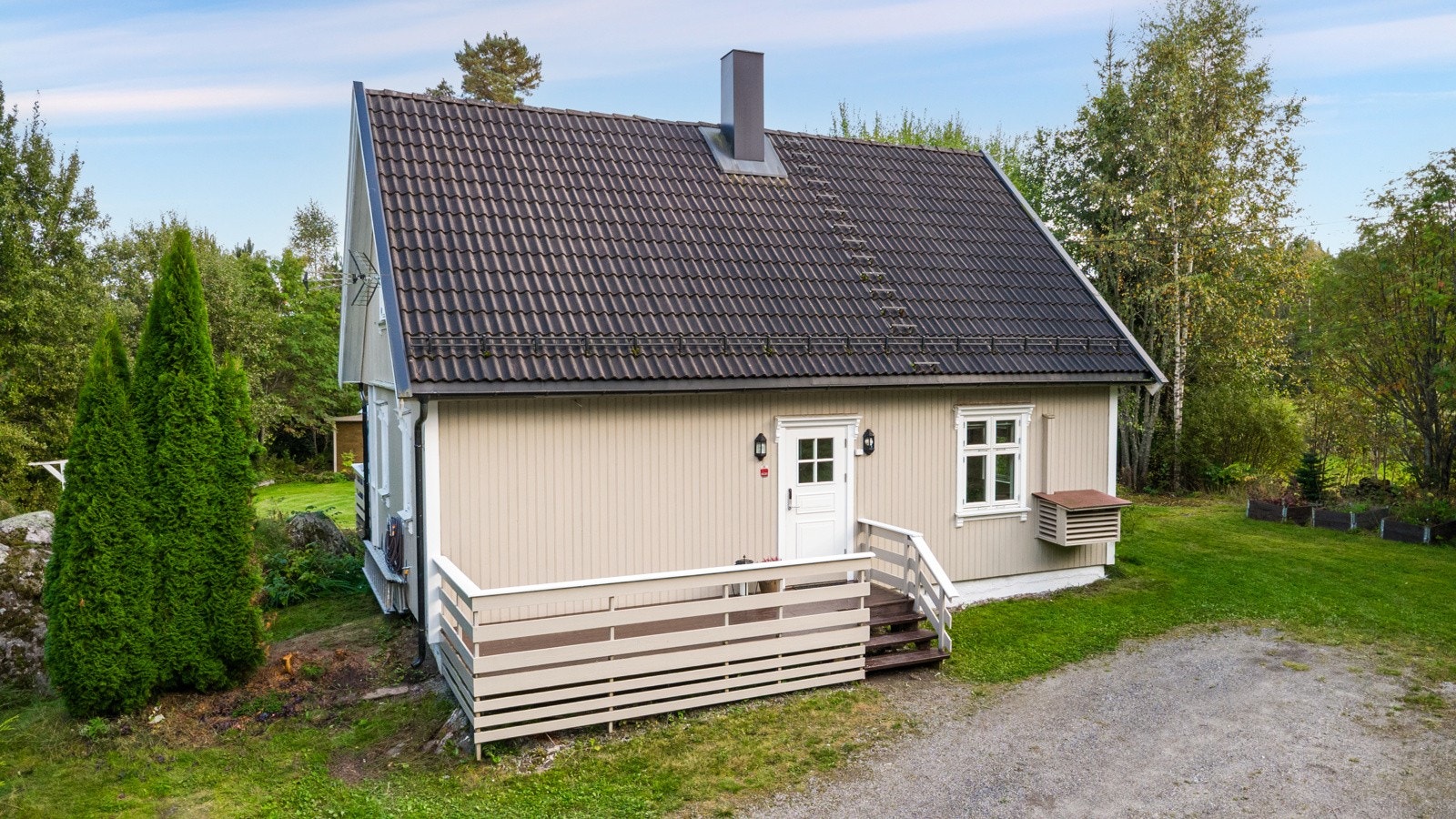 På inngangsiden har du en liten terrasseplatting Galleribilde