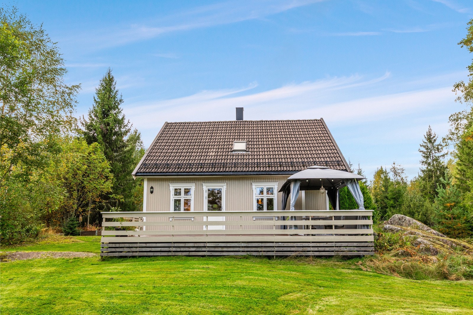 Stor solrik terrasse med utgang videre til hage og friområder Galleribilde