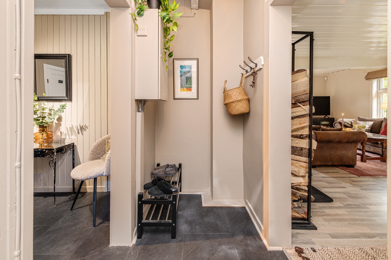 Velkommen inn. Liten entre som går over i en større hall/gang Galleribilde
