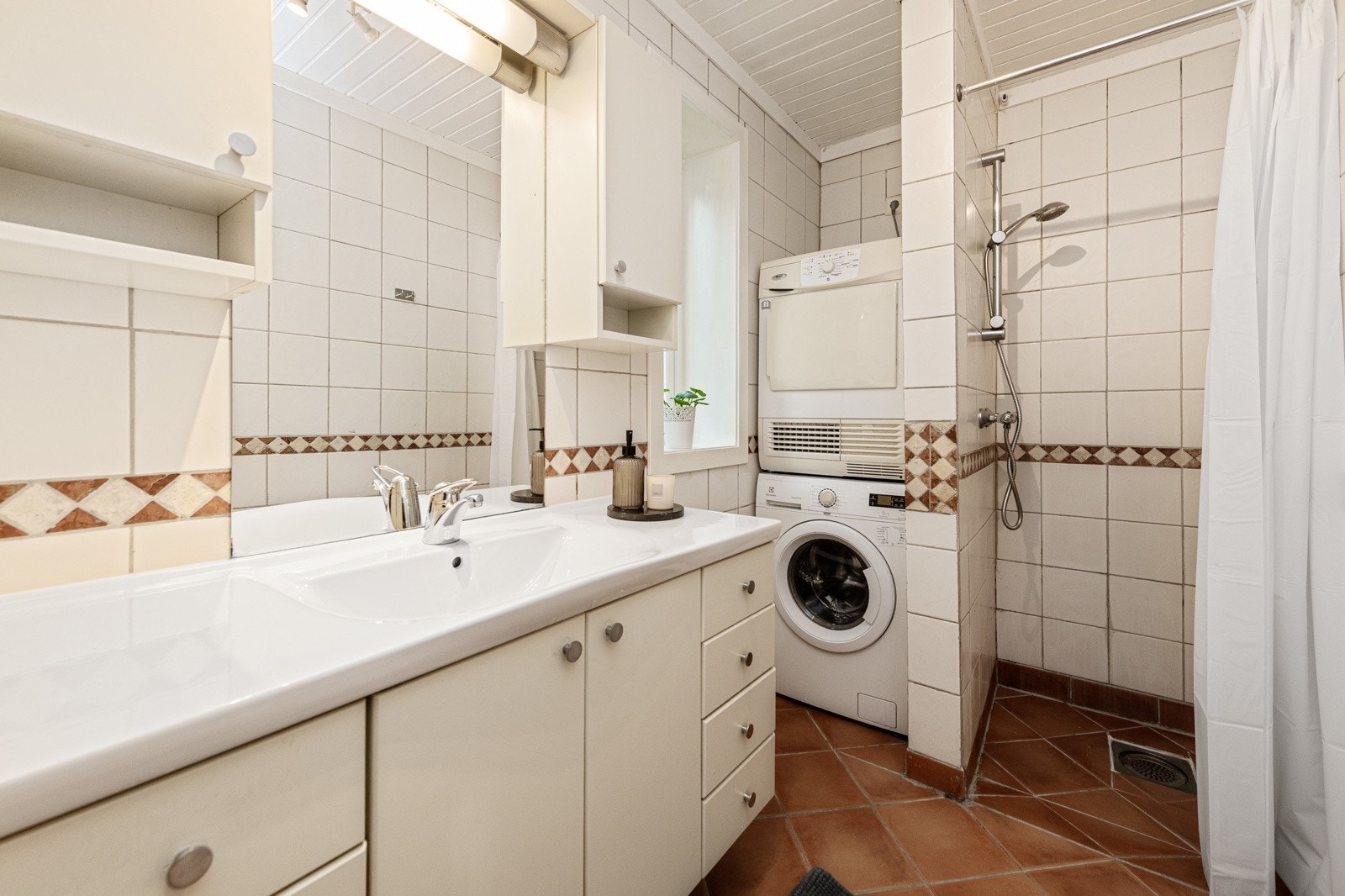 Badet har fliser på gulv og vegger. Varmekabler på gulv. Galleribilde