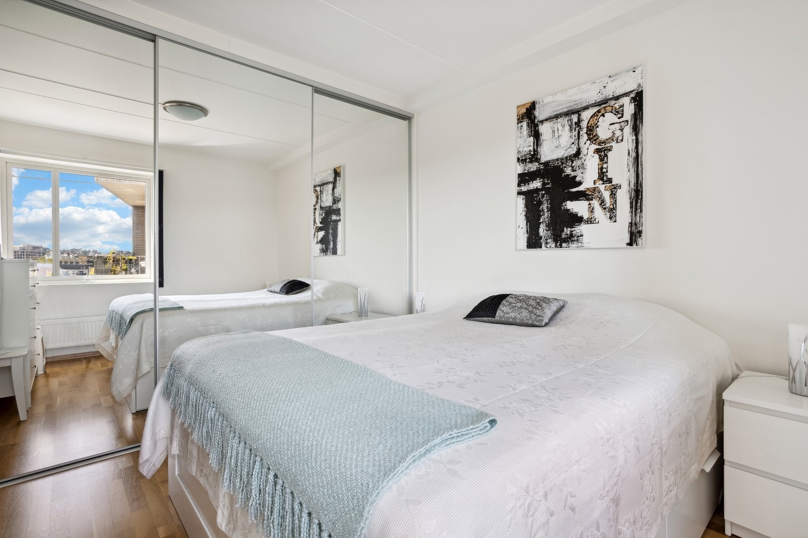 Soverom med skyvedørsgarderobe Galleribilde