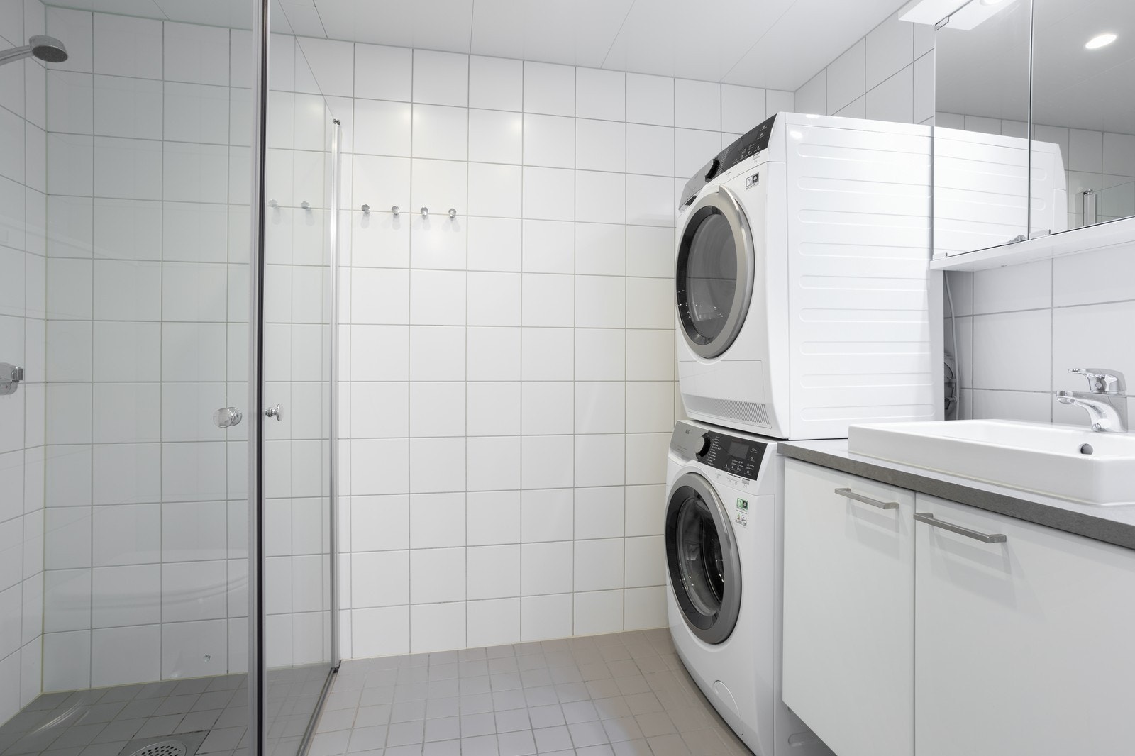 Bad med varme i gulv - vaskemaskin og tørketrommel medfølger Galleribilde