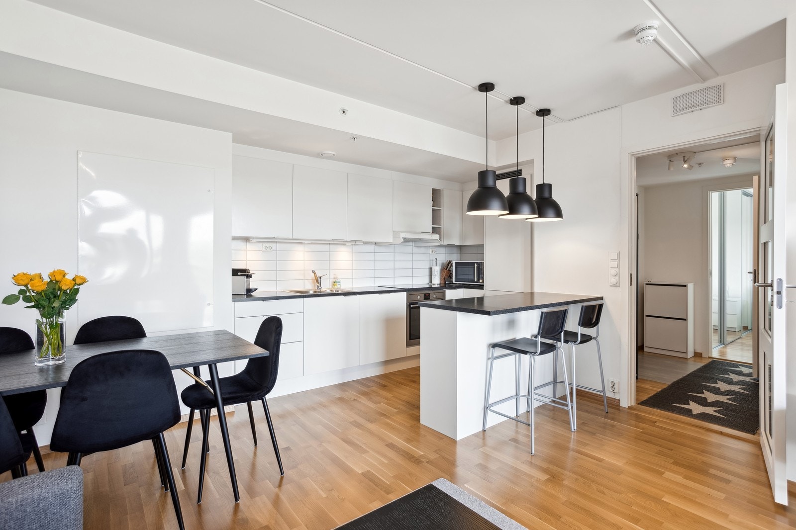 Lekkert kjøkken med integrerte hvitevarer Galleribilde