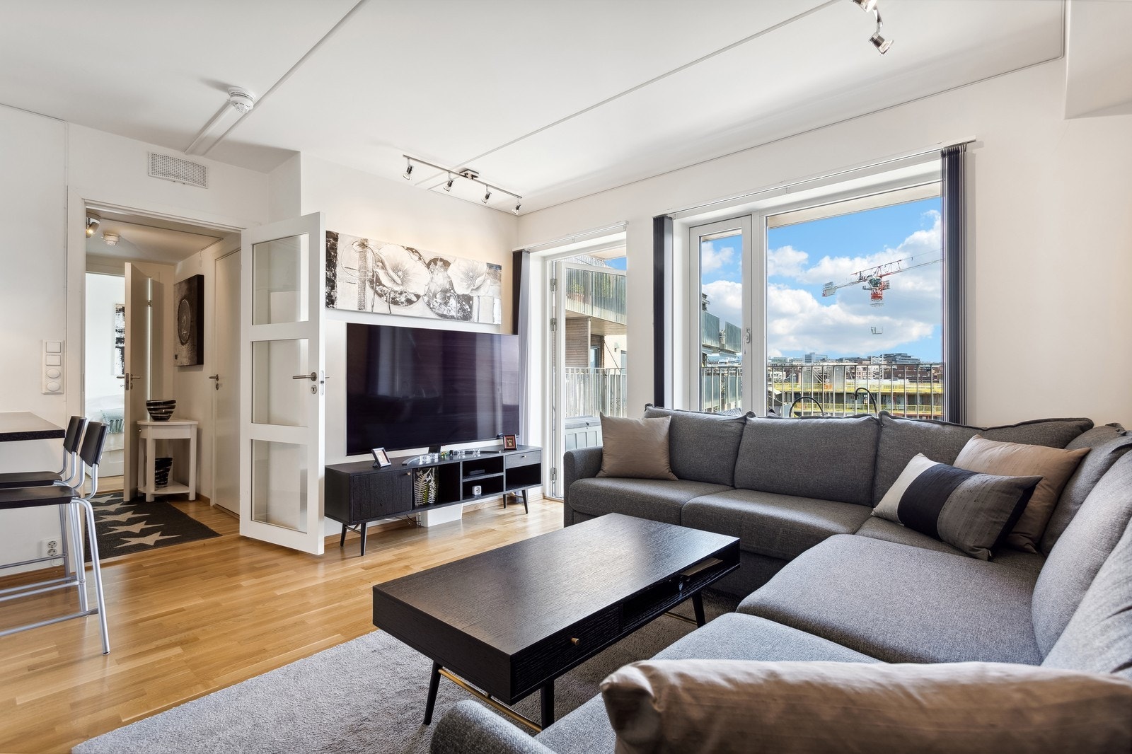 Romslig stue med god plass til spisebord og sofagruppe Galleribilde