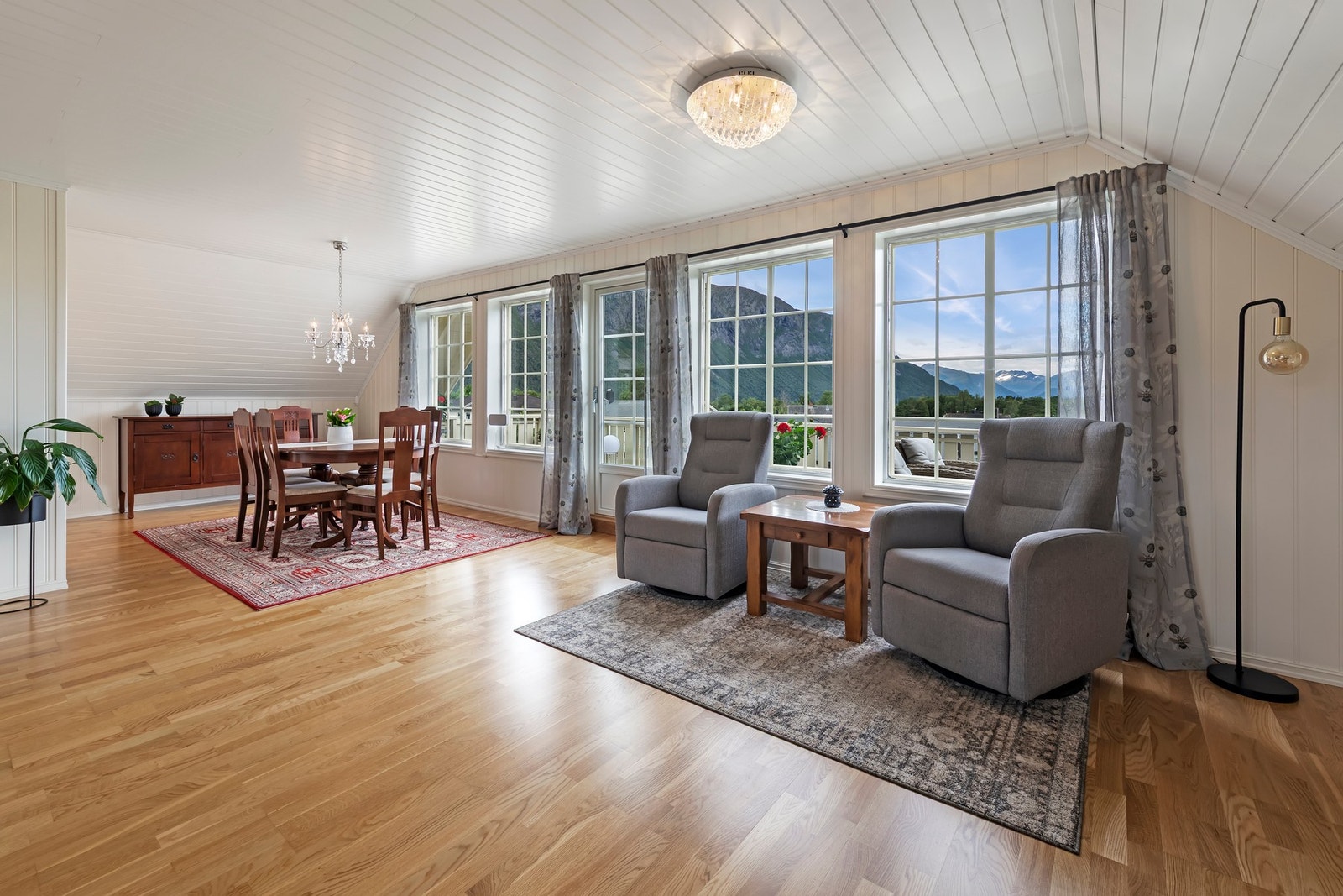 Velkommen inn - Stuen er lys og romslig Galleribilde